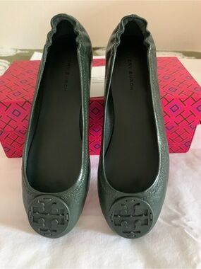 Tory Burch Evergreen Minnie Travel  Leather Logo Ballet Flats s.5.5